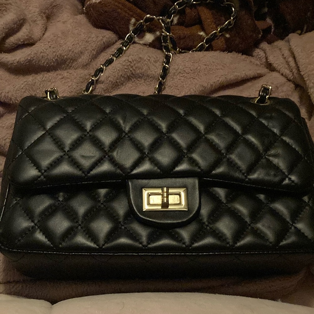 NWOT women’s quilted black crossbody handbag.